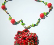 collana realizzata con fettuccia uncinettata di recupero con perle in pasta modellabile e di carta