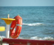 salvagente con mare sullo sfondo
