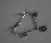 bracciale argentato con charms corone e moneta queen elizabeth
