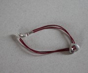 bracciale in cordoncino con connettore bottone a cuore