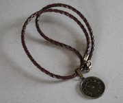 collana in cordocino ecopelle intrecciato con pendente orologio bronzo