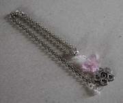 collana argentata con ciondolo farfalla (mezzo cristallo sintetico) e fiore