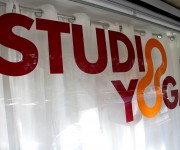studio yoga vetrina