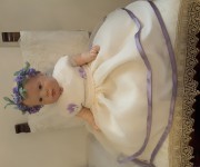 Vestitino color panna e bordi in raso viola di seta, organza e raso.