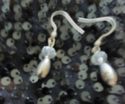 Orecchini perle bianche e motivi in metallo