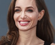 Angelina Jolie_01_rez