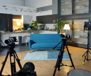 set living e cucina per video interviste in diretta streaming nello studio Yori