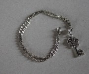 collana argentata con pendente a chiave