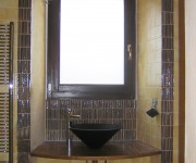 il bagno al piano terra: il lavabo è in legno
