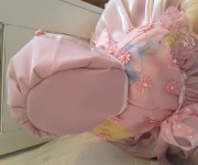 Cuffietta completo del vestitino rosa di seta, organza e pizzo macrame\'.