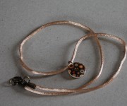 collana in cordoncino coda di topo pesca con ciondolo bottone in legno