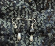 Orecchini perle nere e motivi in metallo